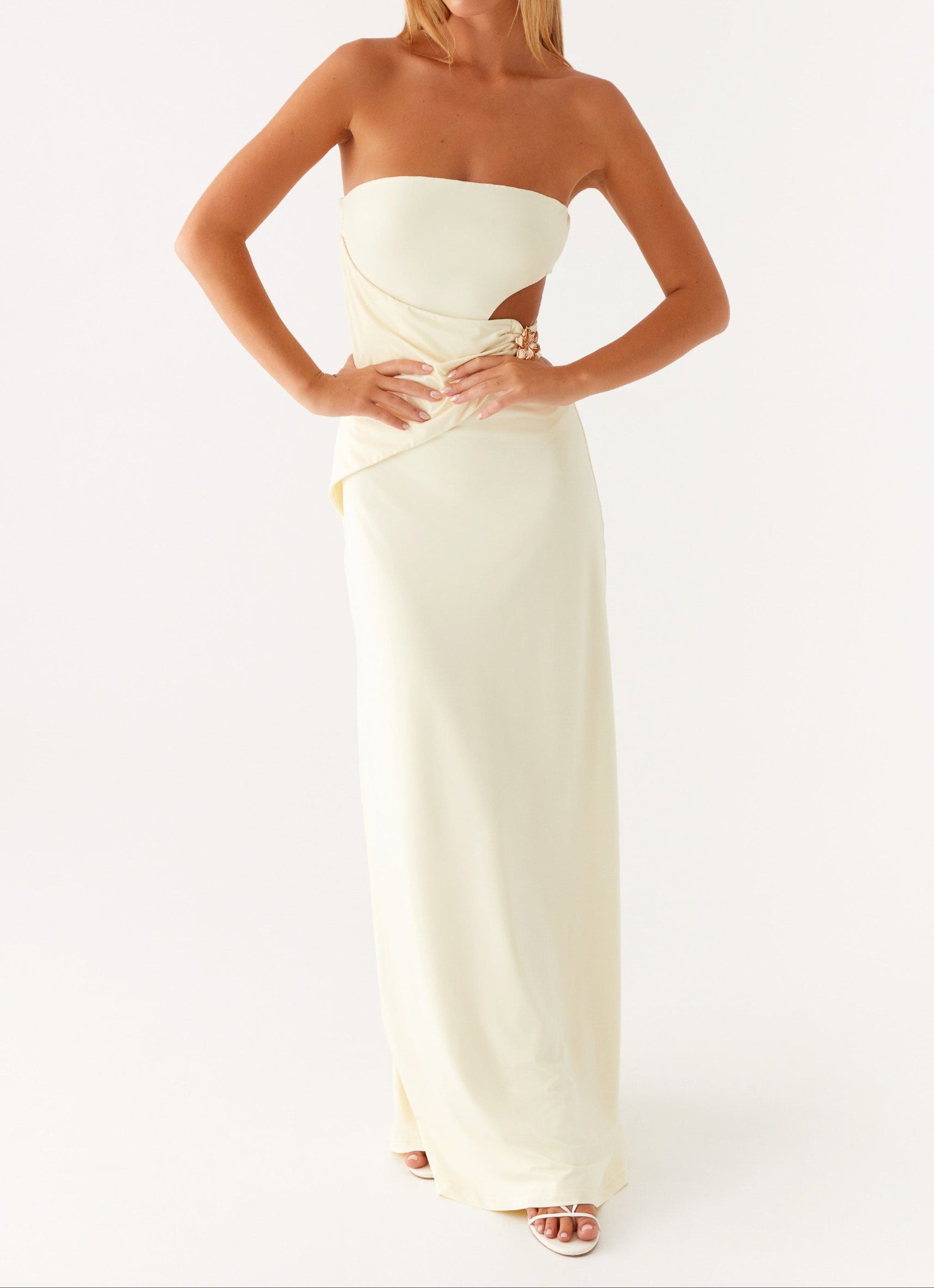 Trägerloses Maxikleid mit seitlichem Cut-out – Hellgelb