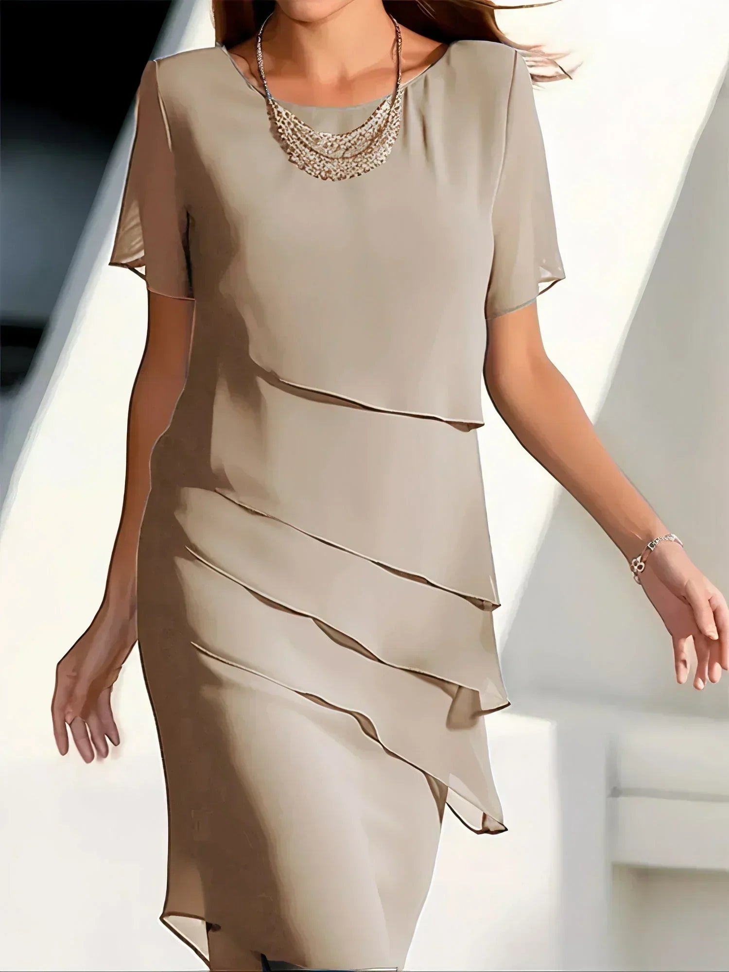Damen Lagen Cocktailkleid mit Kurzen Ärmeln | Midi