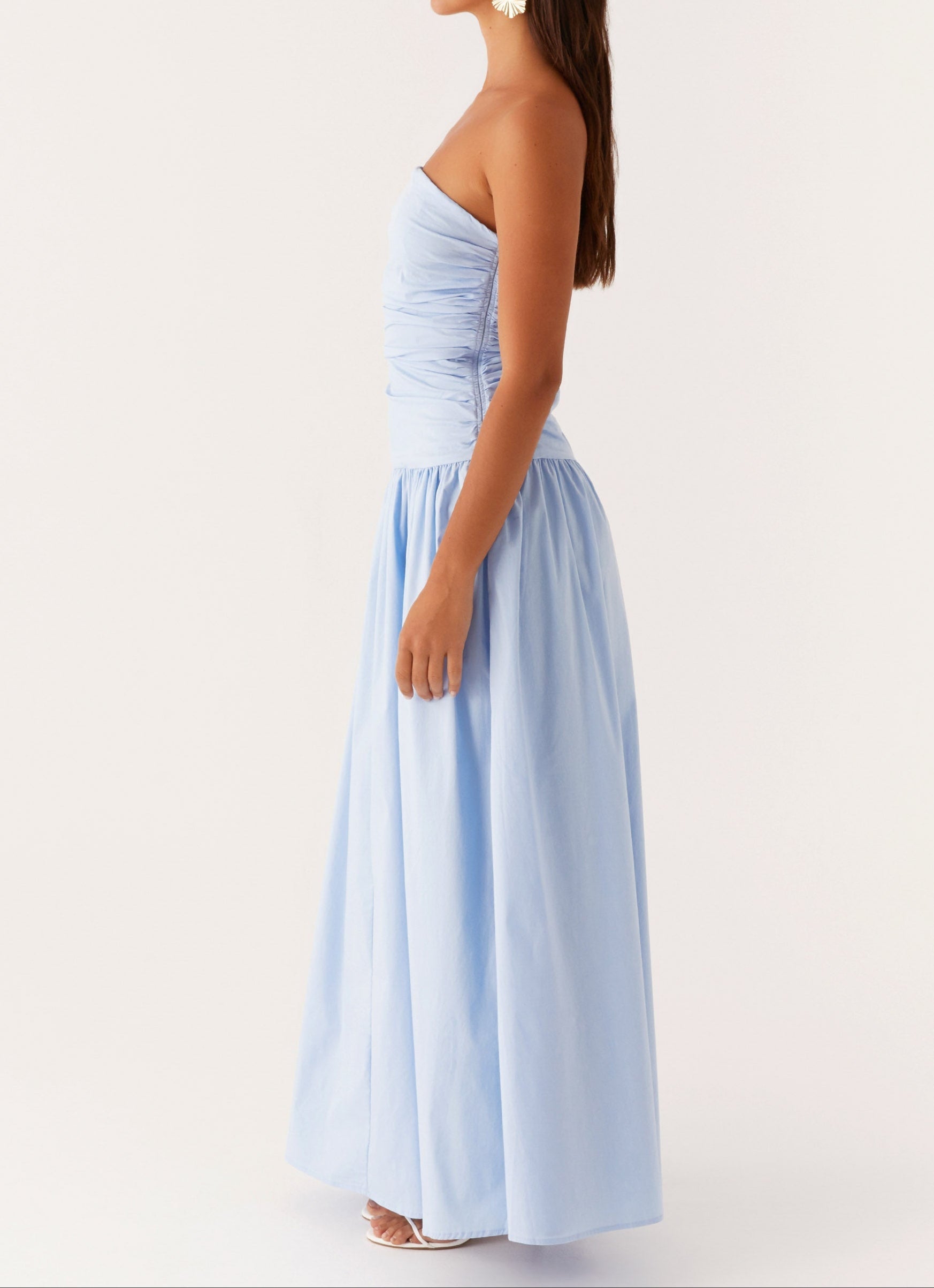 Trägerloses Maxikleid mit gerafftem Oberteil – Himmelblau