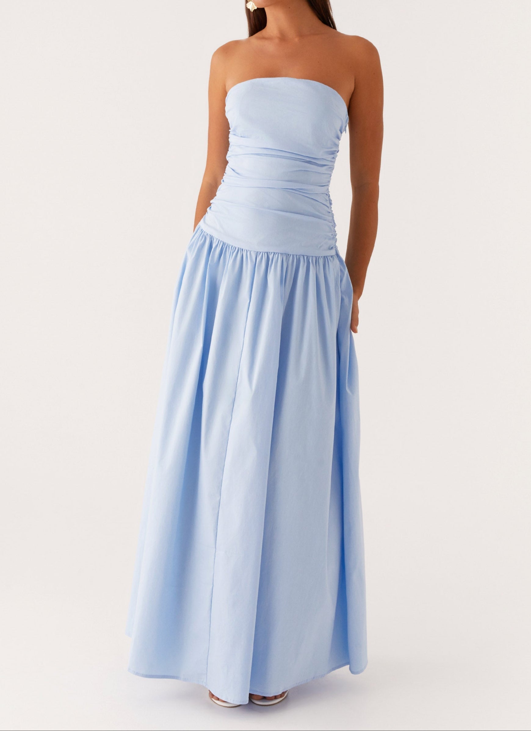 Trägerloses Maxikleid mit gerafftem Oberteil – Himmelblau