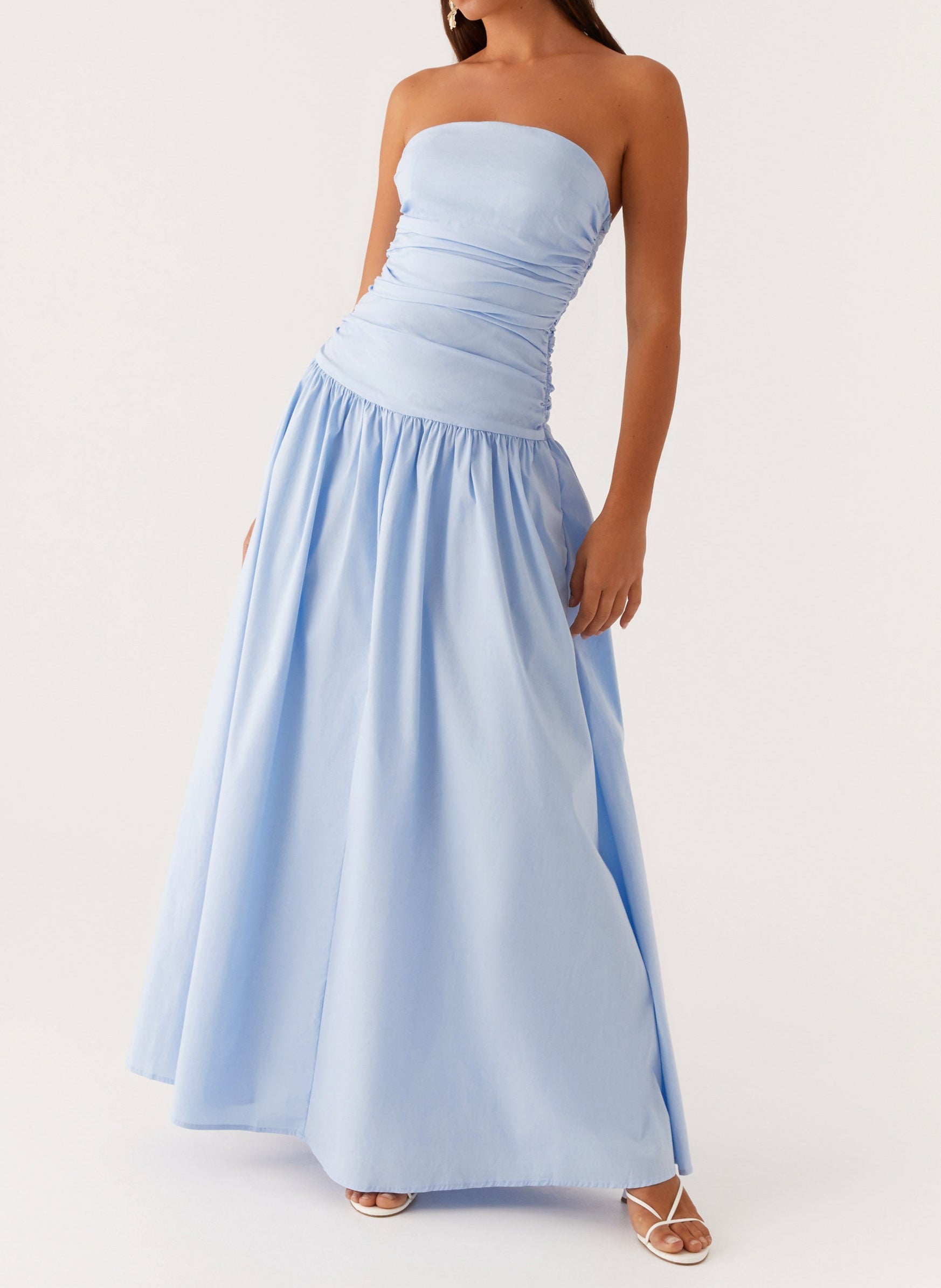Trägerloses Maxikleid mit gerafftem Oberteil – Himmelblau