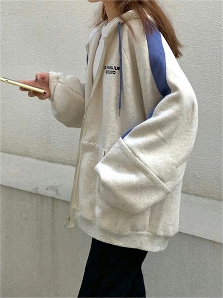 Grauer Oversized Hoodie mit Reißverschluss und blauen Streifen