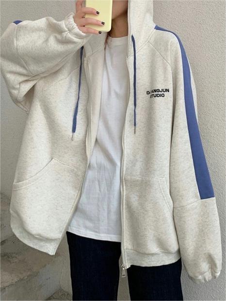 Grauer Oversized Hoodie mit Reißverschluss und blauen Streifen