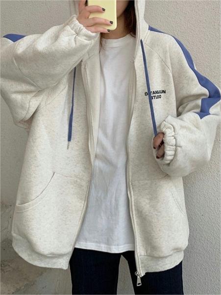 Grauer Oversized Hoodie mit Reißverschluss und blauen Streifen