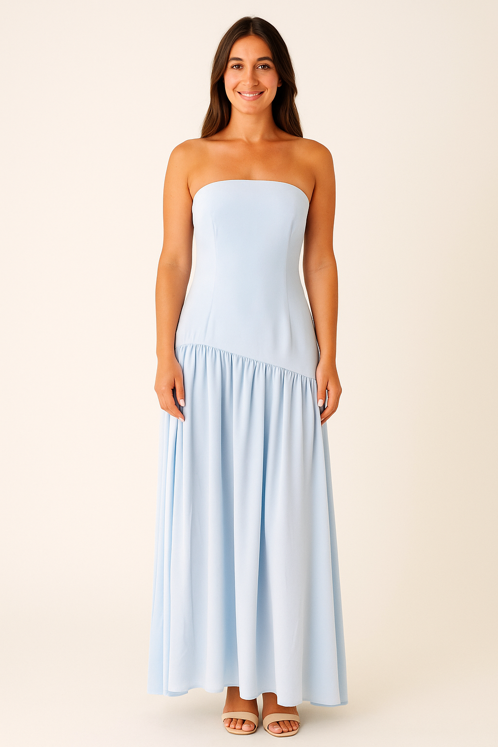 Hellblaues, trägerloses Maxikleid für Frauen mit gerafftem Rock