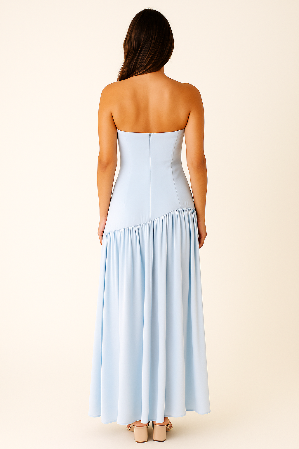 Hellblaues, trägerloses Maxikleid für Frauen mit gerafftem Rock