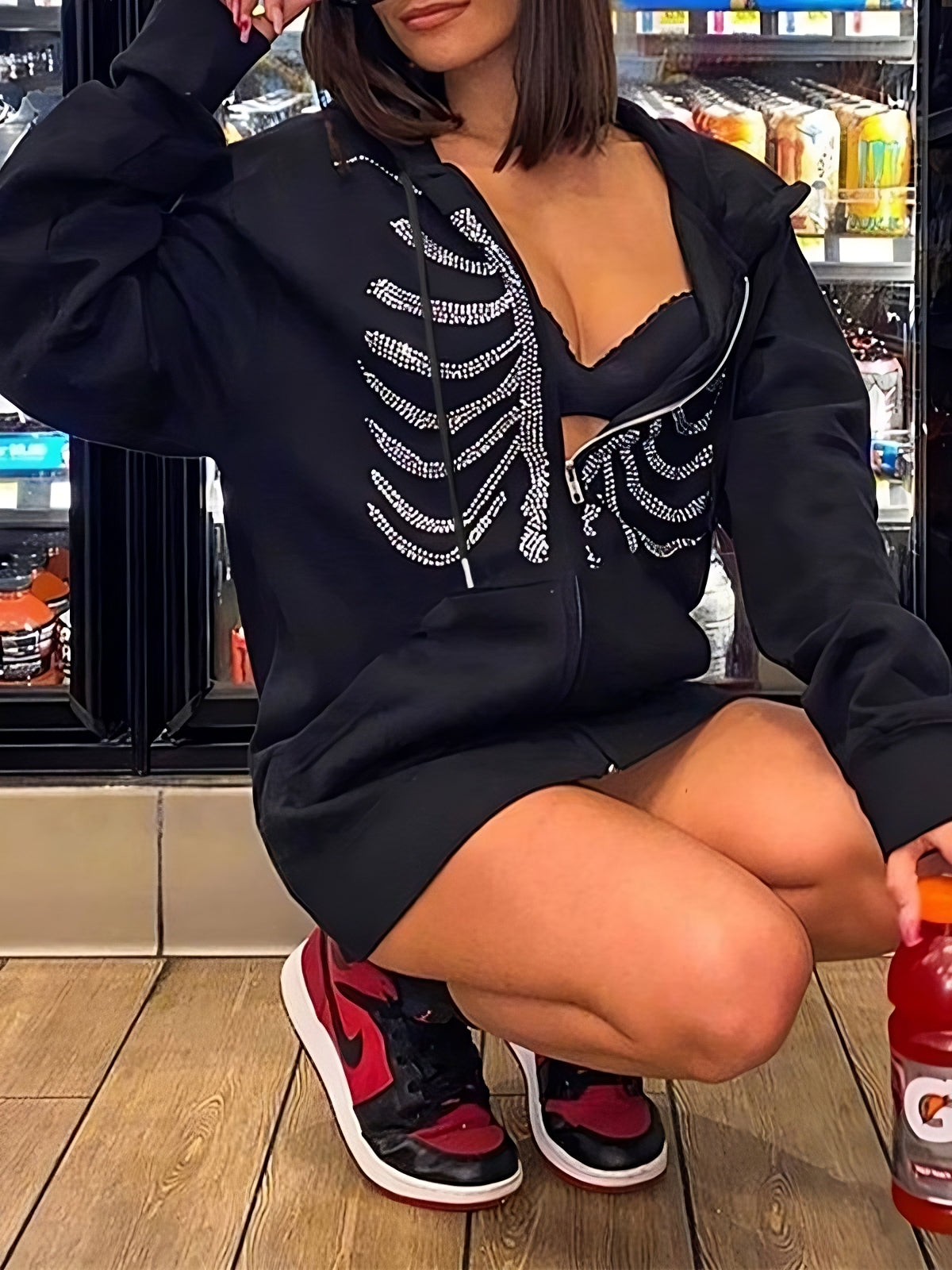 Schwarzer Hoodie mit Reißverschluss und Rhinestone Totenkopf