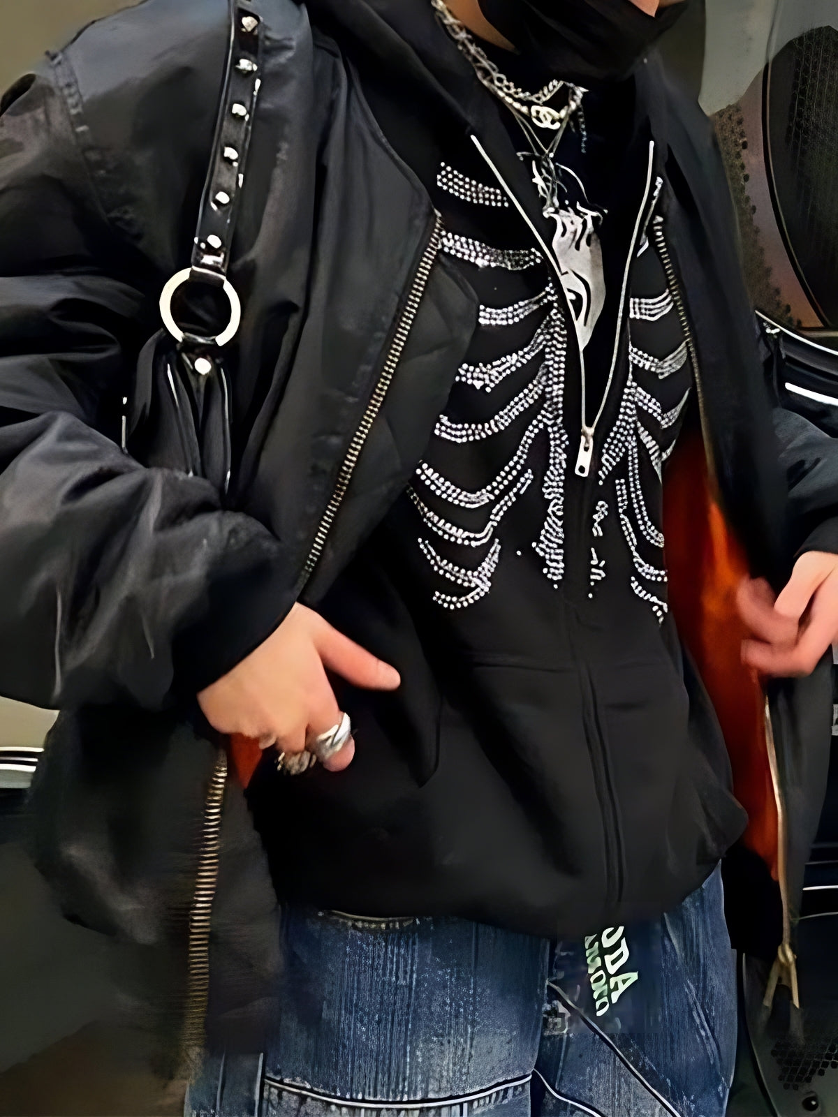 Schwarzer Hoodie mit Reißverschluss und Rhinestone Totenkopf