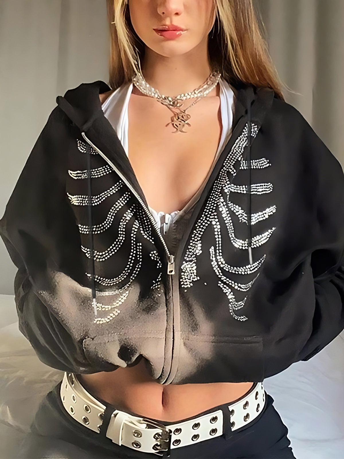 Schwarzer Hoodie mit Reißverschluss und Rhinestone Totenkopf