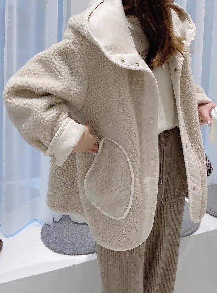 Weiße Klassische Oversize Jacke mit Kapuze aus Lammfellimitat