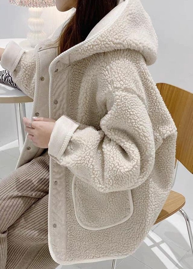 Weiße Klassische Oversize Jacke mit Kapuze aus Lammfellimitat